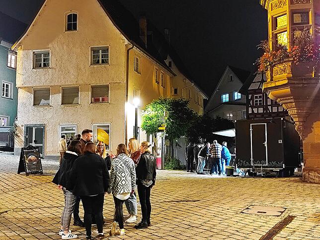 Der Meßkircher Marktplatz mit dem Foodtruck vor dem Rathaus war Knotenpunkt der Partygänger. Bild: Doris Eichkorn
