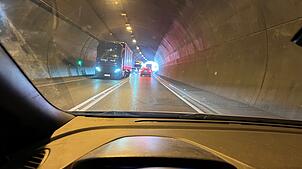 Fahrt durch den Bürgerwaldtunnel (Symbolfoto). Eine verlorene Lastwagenladung hat zu einem Unfall im Tunnel geführt.