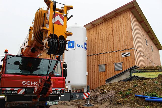 Im Oktober 2024 platziert ein Autokran ein weißes Silo neben dem neuen Wasserwerk Schabelwiesen an der alten Bundesstraße. Der Behälter ...