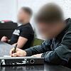 Zwei Angeklagte in einem Saal des Landgerichts Stuttgart. Die beiden jungen Männer sollen im Oktober und November 2023 Bombendrohungen ...