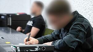 Zwei Angeklagte in einem Saal des Landgerichts Stuttgart. Die beiden jungen Männer sollen im Oktober und November 2023 Bombendrohungen ...