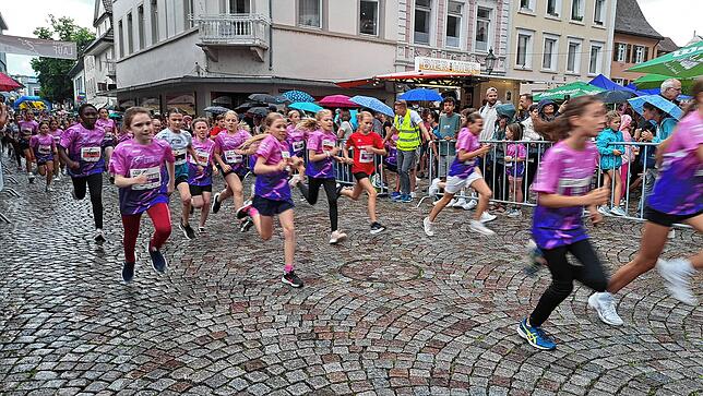 Laufen macht Spaß! Viele Kinder gehen beim Trompeterlauf 2025 in Bad Säckingen an den Start. Auch die Schülerinnen zeigen Laufehrgeiz.