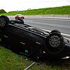 Der verunglückte Wagen an der Böschung neben der B33.