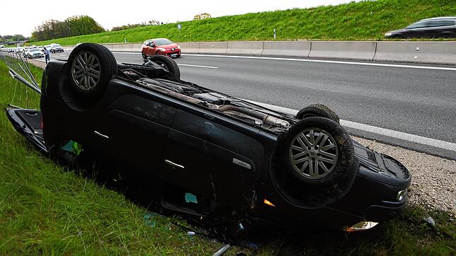 Der verunglückte Wagen an der Böschung neben der B33.