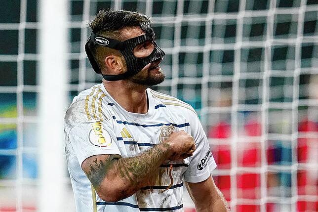 Der maskierte Held von Saarbrücken. Kai Brünker schießt den Drittligisten zur nächsten Sensation im DFB-Pokal und darf langsam von ...
