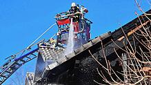 Die Feuerwehren aus Schramberg und Tennenbronn sind auch zwölf Stunden nach dem Ausbruch des Feuers am Mittag des 31. Januars noch damit ...