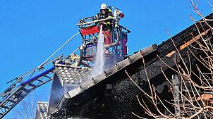 Die Feuerwehren aus Schramberg und Tennenbronn sind auch zwölf Stunden nach dem Ausbruch des Feuers am Mittag des 31. Januars noch damit ...
