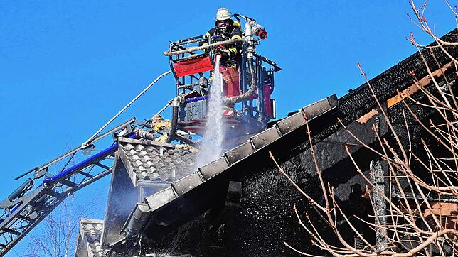 Die Feuerwehren aus Schramberg und Tennenbronn sind auch zwölf Stunden nach dem Ausbruch des Feuers am Mittag des 31. Januars noch damit ...