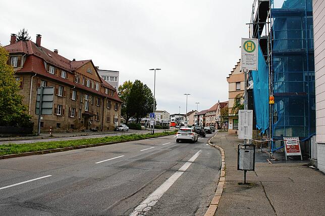 Die Haltebucht der Bushaltestelle an der Villinger Straße ist nur einen Meter breit.Die Bordsteine sind zum Teil 15 Zentimeter hoch.