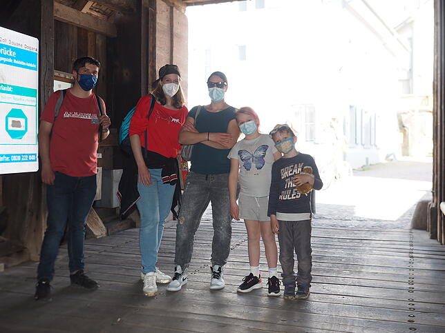 Im Sommer 2020 war die Holzbrücke zwischen Bad Säckingen und Stein wieder offen, aber nur mit Maske zugänglich.