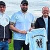 Neuer Trainer: Beim SV Obersäckingen freut sich die Sportliche Leitung mit Carlo Ciarmiello (links) und Jonas Schöneich (rechts) ...