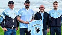 Neuer Trainer: Beim SV Obersäckingen freut sich die Sportliche Leitung mit Carlo Ciarmiello (links) und Jonas Schöneich (rechts) ...