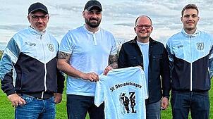 Neuer Trainer: Beim SV Obersäckingen freut sich die Sportliche Leitung mit Carlo Ciarmiello (links) und Jonas Schöneich (rechts) ...