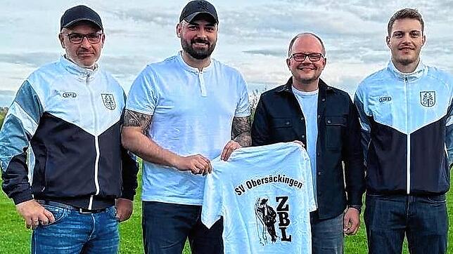Neuer Trainer: Beim SV Obersäckingen freut sich die Sportliche Leitung mit Carlo Ciarmiello (links) und Jonas Schöneich (rechts) ...