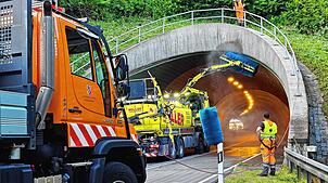 Das Spezialfahrzeug bürstet die Wände und die Decke des Straßentunnels ab, entfernt Abriebpartikel sowie Ruß und sorgt somit für mehr ...