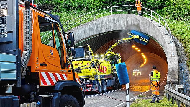Das Spezialfahrzeug bürstet die Wände und die Decke des Straßentunnels ab, entfernt Abriebpartikel sowie Ruß und sorgt somit für mehr ...