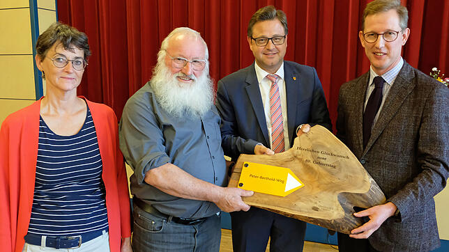 Einen Wanderweg in Billafingen schenkte jetzt die Gemeinde Owingen Peter Berthold (Zweiter von links) zum 80.&nbsp;Geburtstag. Ein ...