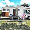 Diesen Urlaubern und ihrem Vierbeiner gefällt es sichtlich auf dem Wohnmobil-Stellplatz im Schonacher Obertal.