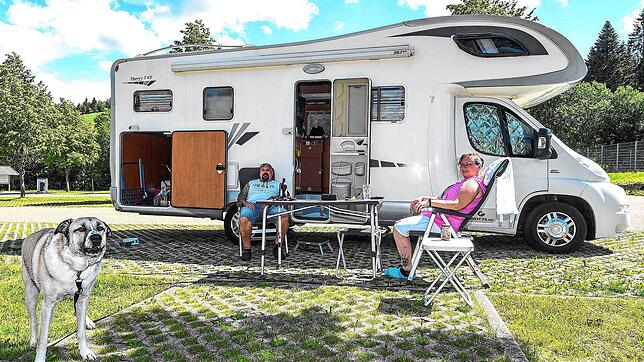 Diesen Urlaubern und ihrem Vierbeiner gefällt es sichtlich auf dem Wohnmobil-Stellplatz im Schonacher Obertal.