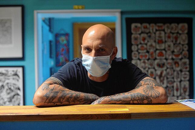 Markus Schattmaier, bekannt als „Mica One“, wird im kommenden Jahr mit keiner ihm vertrauten Tattoofarbe mehr weiterarbeiten ...