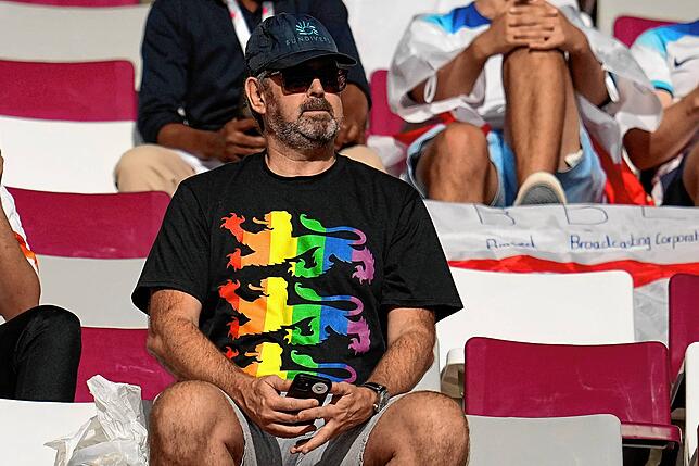 Ein England-Fan sitz beim Spiel gegen den Iran am 21. November mit einem Regenbogen-Shirt sitzt auf der Tribüne des Chalifa ...