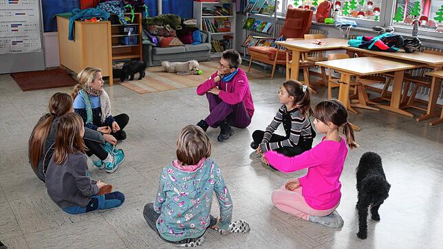 Die Mädchengruppe des Selbstbehauptungskurses wurde von Kursleiterin Bianka Neußen und deren drei Therapiehunde betreut. Im Kurs konnten ...