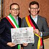 Die Bürgermeister Paolo Dottarelli (l.) und Marcus Röwer besiegeln mittels Urkunde die 25-jährige Partnerschaft zwischen Bolsena und ...