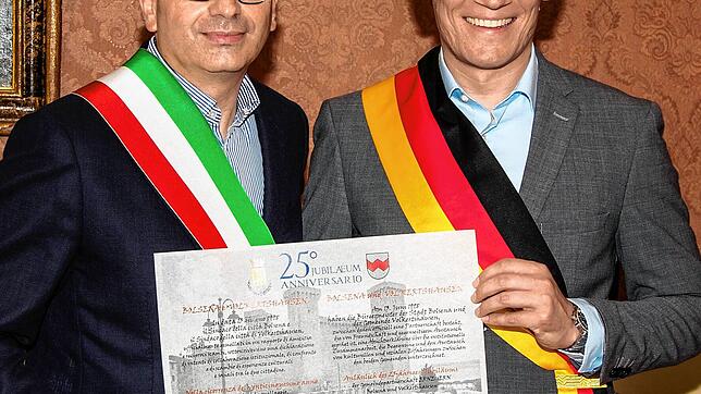 Die Bürgermeister Paolo Dottarelli (l.) und Marcus Röwer besiegeln mittels Urkunde die 25-jährige Partnerschaft zwischen Bolsena und ...