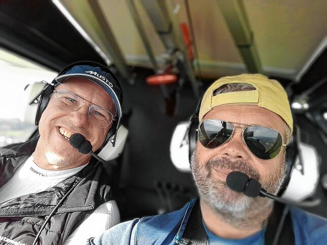Stefan Brütsch und Mike Wybranitz im Flugzeug.