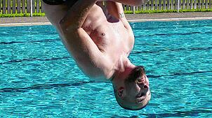 Steven Damjanov aus Häusern macht einen Salto im Waldfreibad Häusern-Höchenschweand. Fotos: Steffen Schmidt