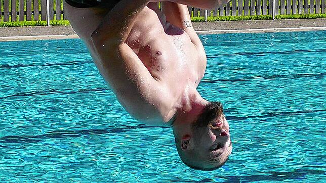 Steven Damjanov aus Häusern macht einen Salto im Waldfreibad Häusern-Höchenschweand. Fotos: Steffen Schmidt