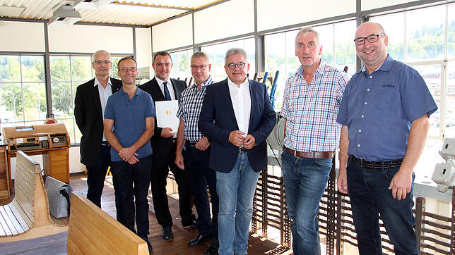 Baden-Württembergs Tourismus-Minister Guido Wolf (Fünfter von links) setzt sich ständig für die Blumberger Sauschwänzlebahn ein. Unser ...