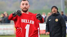 Ahmet Beller zeigt stolz sein Trikot. Der Torwart des Türkischen SV Singen hat in der Nachspielzeit zum 2:2 gegen den SV Mühlhausen ...