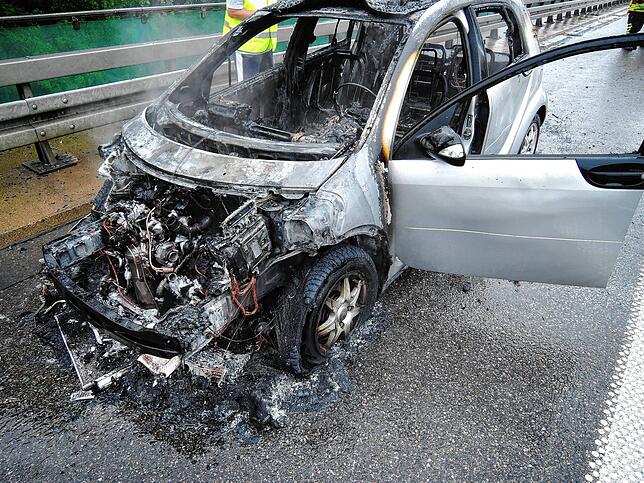 Das Fahrzeug ist nach dem Brand zerstört.