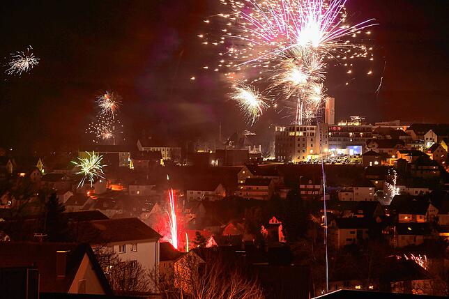 Das Feuerwerk über der Bergstadt. Den ersten Feuerwehreinsatz des Jahres hat es nach nur acht Minuten gegeben.