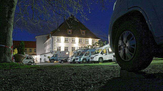 Der Parkplatz des Gasthauses &bdquo;Sternen&ldquo; in Mühlhofen gleicht an den Wochenenden einem Campingplatz: Hier findet das ...