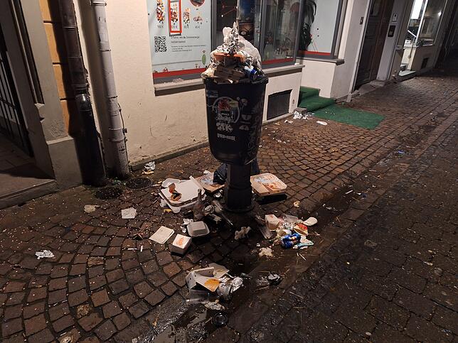 Von Pizzakarton bis Sektflasche ist alles dabei: Unrat nach der Schmotzigen-Feier in Konstanz.