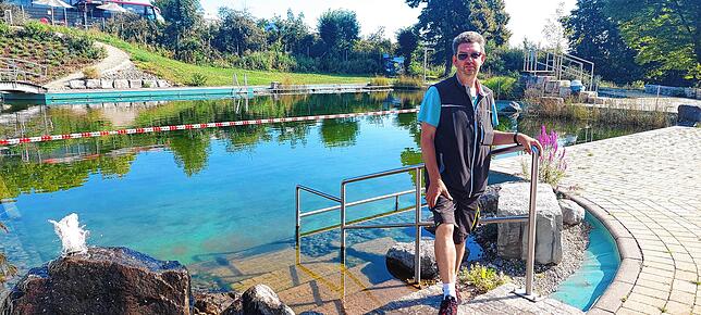 Das Wasser im Naturbad hat Gemeindemitarbeiter Sven Hahn im Blick. Er säubert auch das Becken mit einem Poolroboter und sorgt an heißen ...