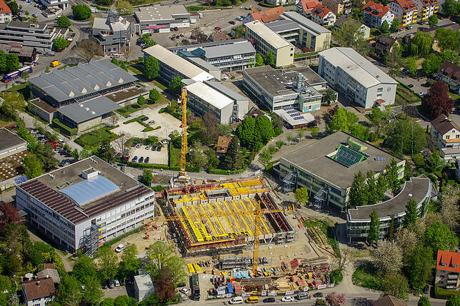 Der Fortschritt beim Sporthallenbau ist unübersehbar. Das Untergeschoss steht bereits und die Handwerker errichten zurzeit das ...