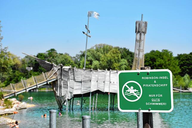 Auf die Robinson-Insel und das Piratenschiff dürfen „nur gute Schwimmer“. In Corona-Zeiten dürfen sich nur vier Personen auf ...