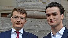 Alexander Hodson (links) und Luekar Herke erzielten die Bestnote 1,0, Hodson erhielt zudem den Delp-Preis des Kollegs.