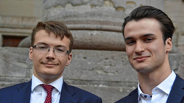 Alexander Hodson (links) und Luekar Herke erzielten die Bestnote 1,0, Hodson erhielt zudem den Delp-Preis des Kollegs.