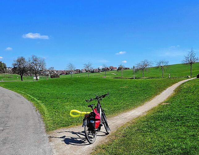 Von Bad Dürrheim kommend, kurz vor Hochemmingen, nimmt man am besten den Pfad rechts, der auf einen sehr guten Radweg direkt hinauf in ...