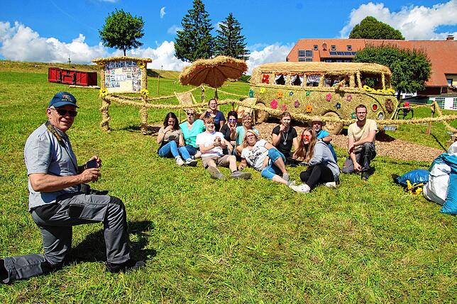 Bild 19: Aufbauarbeiten zum 11. Höchenschwander Strohskulpturen-Wettbewerb mit Bauernmarkt in Höchenschwand