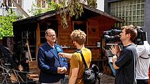 Oberbürgermeister Jürgen Roth (links) mit Medienvertretern am Ort des Brandgeschehens in der Villinger Innenstadt am Sonntag, 15. Juni. ...