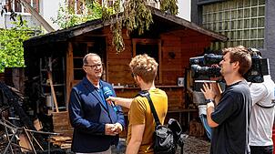 Oberbürgermeister Jürgen Roth (links) mit Medienvertretern am Ort des Brandgeschehens in der Villinger Innenstadt am Sonntag, 15. Juni. ...