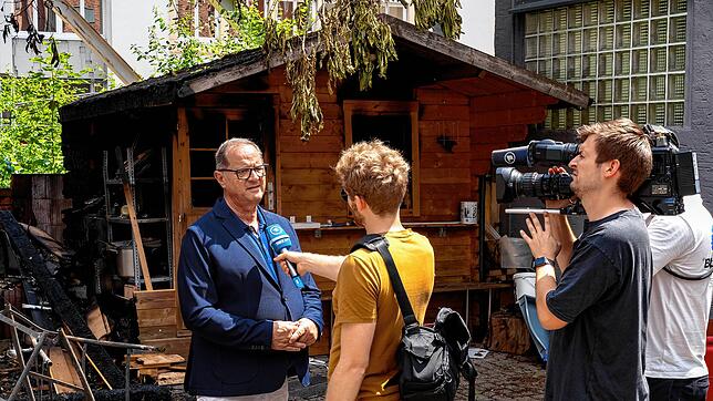 Oberbürgermeister Jürgen Roth (links) mit Medienvertretern am Ort des Brandgeschehens in der Villinger Innenstadt am Sonntag, 15. Juni. ...