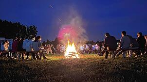 Sie singen am Lagerfeuer (Symbolbild). Der Alttraktorclub Nöggenschwiel muss dafür vor 20 Jahren an die Gema blechen.