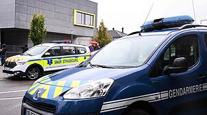 Der Jugendliche hatte am vergangenen Mittwoch seine Lehrerin vor Unterrichtsbeginn im Schulflur mit einem Messerstich im Gesicht ...