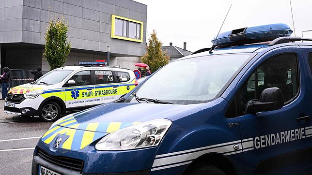 Der Jugendliche hatte am vergangenen Mittwoch seine Lehrerin vor Unterrichtsbeginn im Schulflur mit einem Messerstich im Gesicht ...